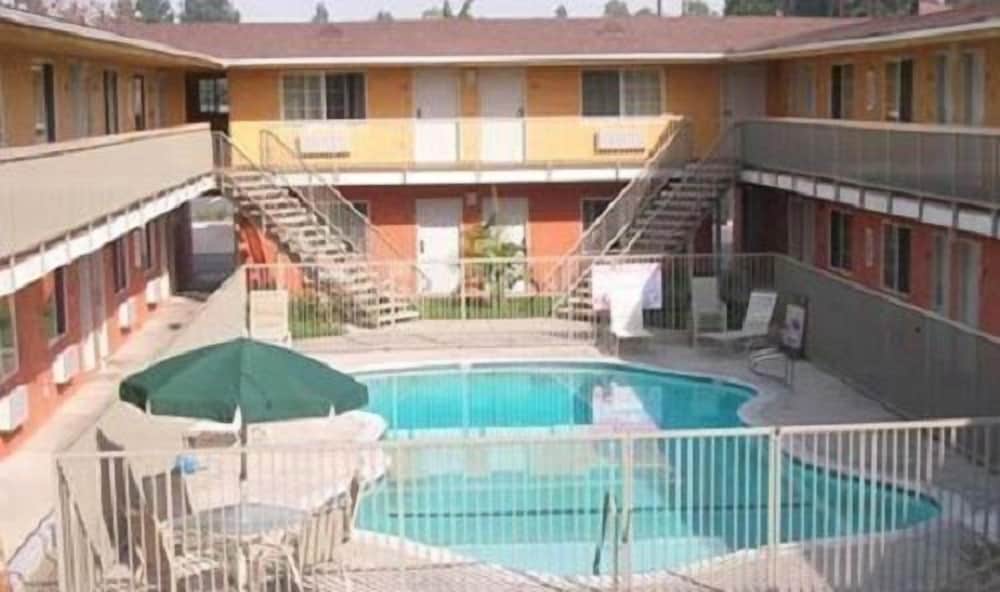 Chateau Inn and Suites - photo 33