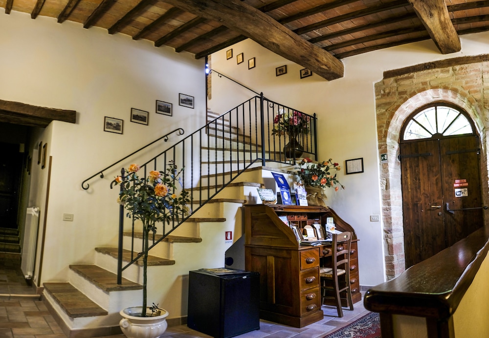 Agriturismo Casale dei Frontini — 4-Star Luxury Hotel in Todi, Italy