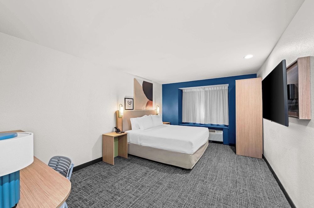 Spark by Hilton Sterling Dulles Airport - photo 16