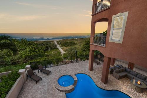 Beachfront Villa Pool Spa Fire Pit & Pool Table — 4-Star Luxury Hotel in Saint Pete Beach, United States