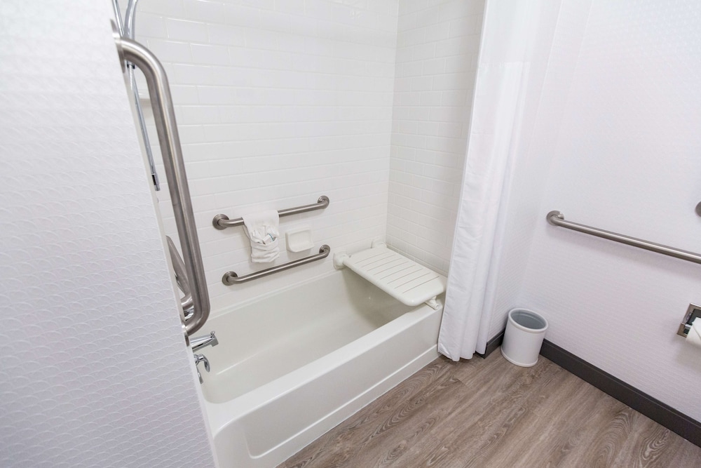 Hampton Inn Bismarck - photo 20