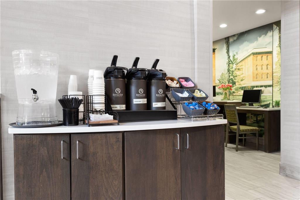 La Quinta Inn & Suites by Wyndham Columbus Edinburgh - photo 40