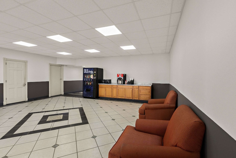 Econo Lodge Commerce - photo 47