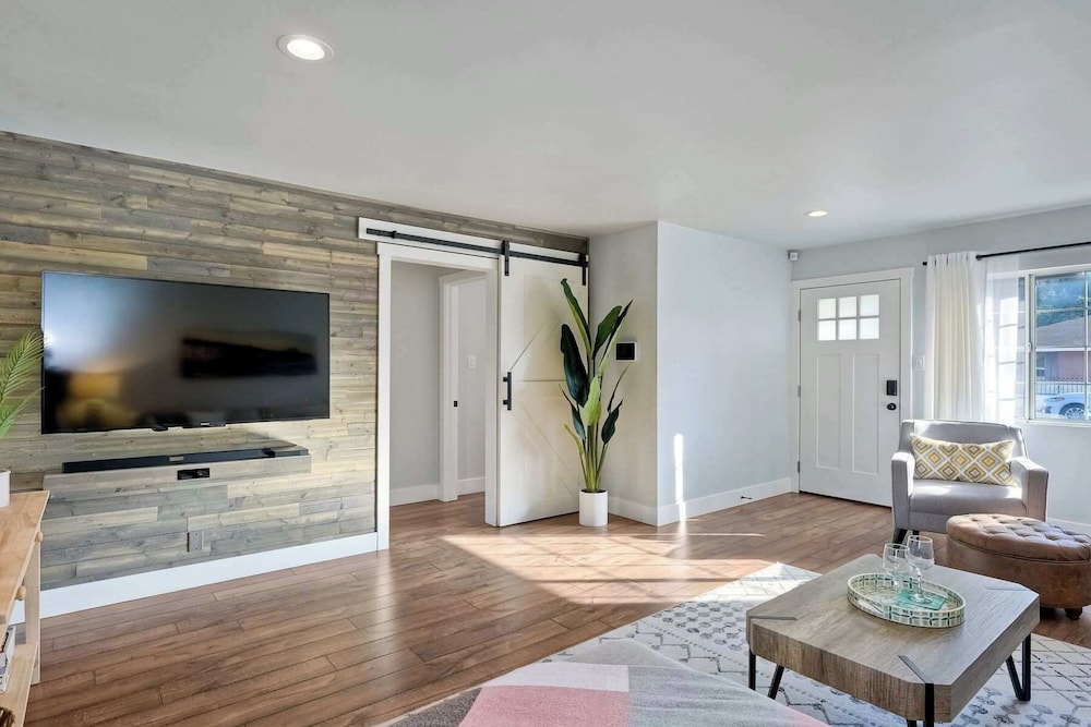 Immaculate 3 BDR in Oceanside Private Pool & Spa - photo 14