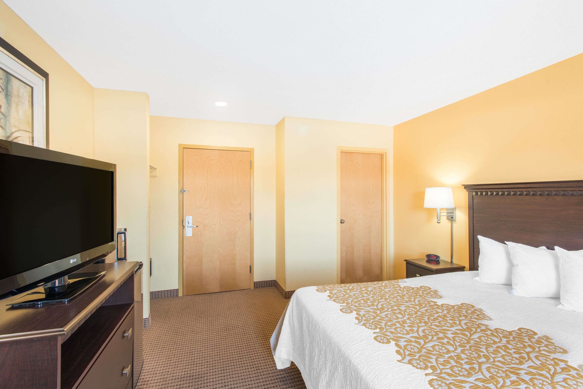 Days Inn by Wyndham Colchester Burlington - photo 5