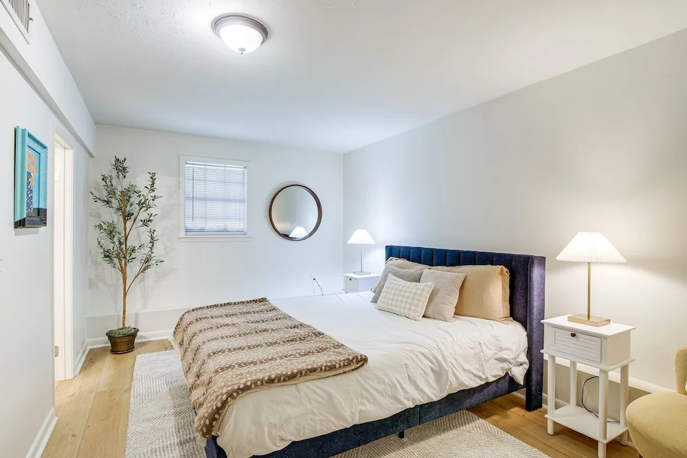 Oxford Getaway: Walk to Oxford Square in Oxford, United States