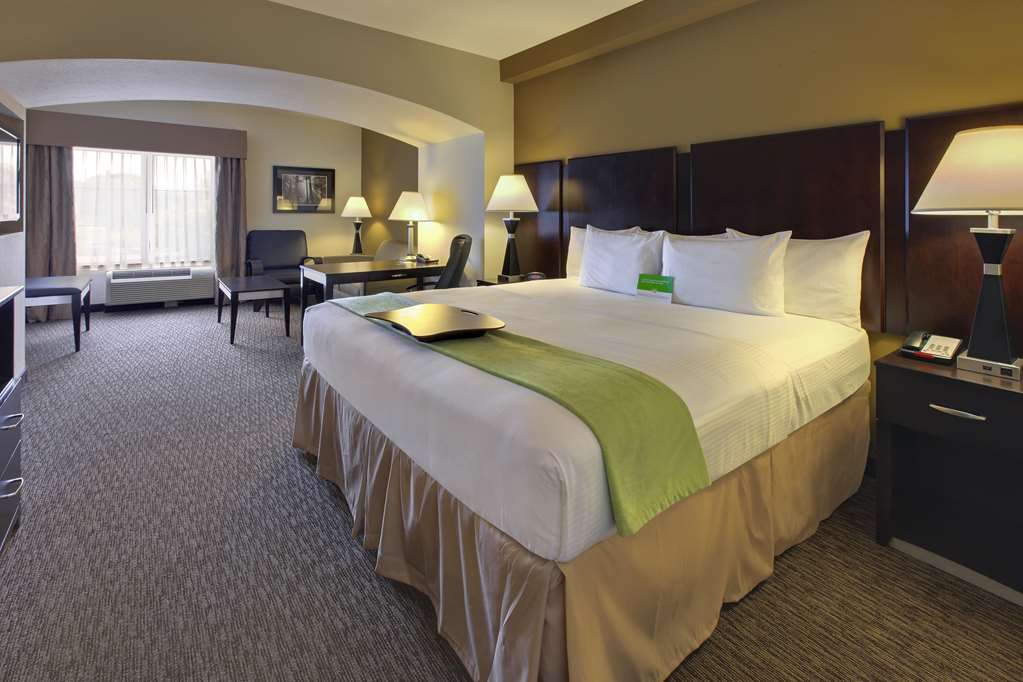 La Quinta Inn & Suites by Wyndham Memphis Wolfchase - photo 19