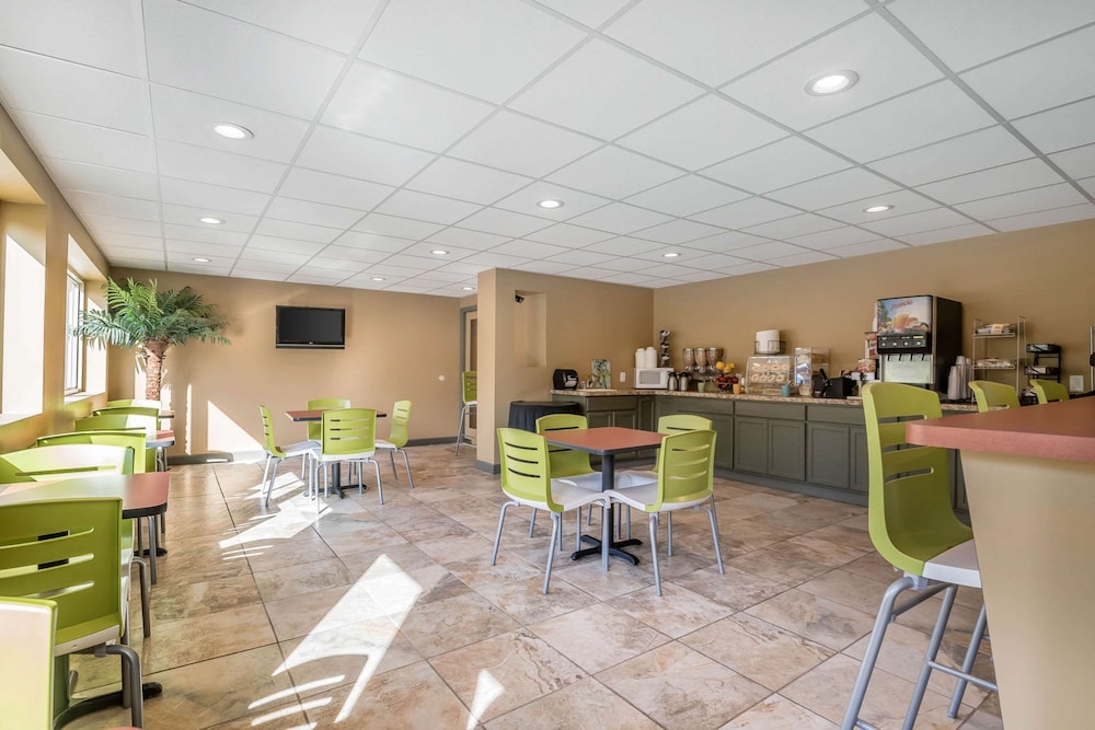 Econo Lodge Inn And Suites - photo 17