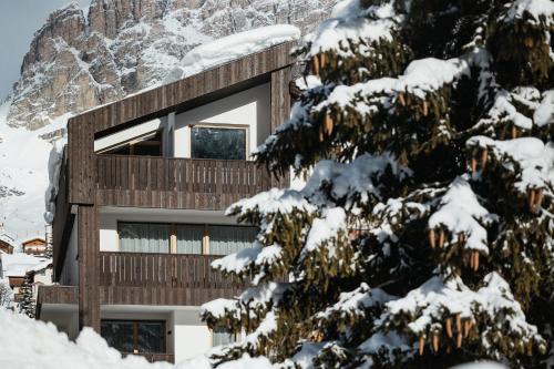 Appartamenti Ciasa Hanny — 4-Star Luxury Hotel in Corvara In Badia, Italy