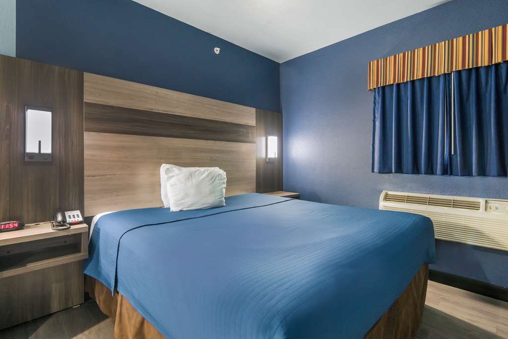 Rodeway Inn Carrollton I 35E - photo 8