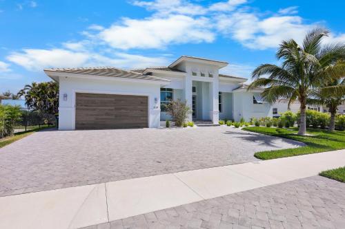 2023 Custom Built Home With Heated Pool And Hot Tub — 4-Star Luxury Hotel in Marco Island, United States