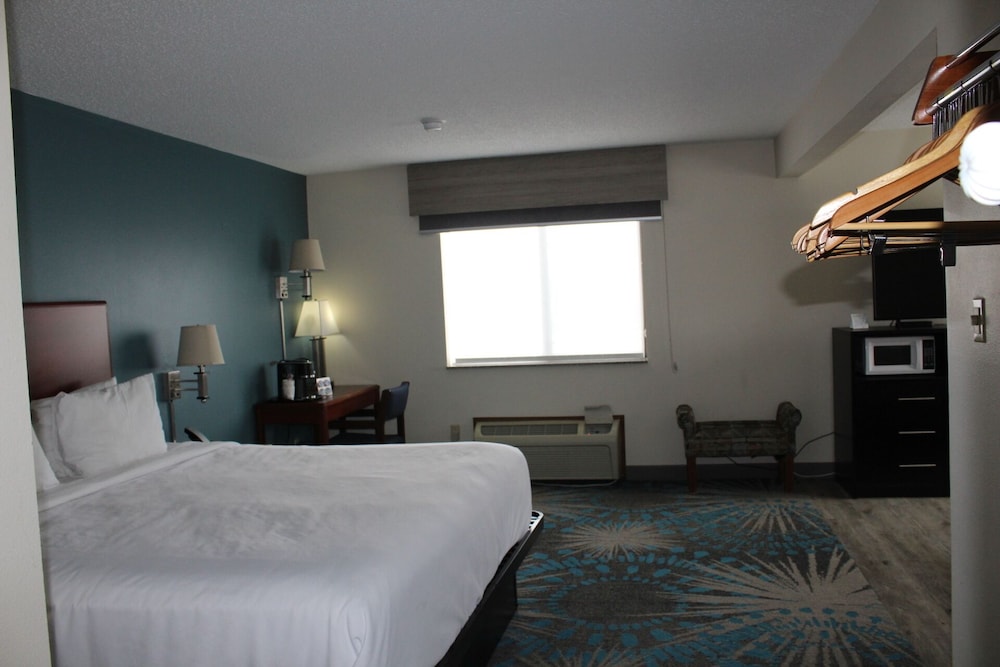 Reston Inn & Suites - photo 17
