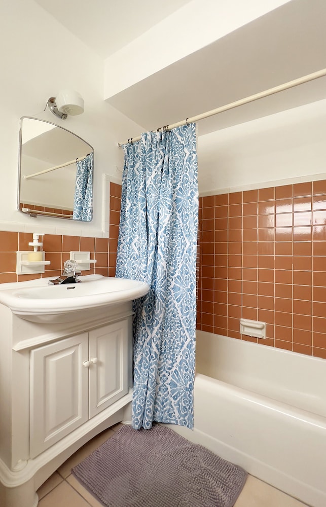 Tropic Isle Hotel and Apartment - photo 30