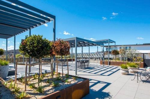 Luxe 2BR Executive Apartment Kingston Pool Parking WiFi BBQ Wine — 4-Star Luxury Hotel in Kingston, Australia
