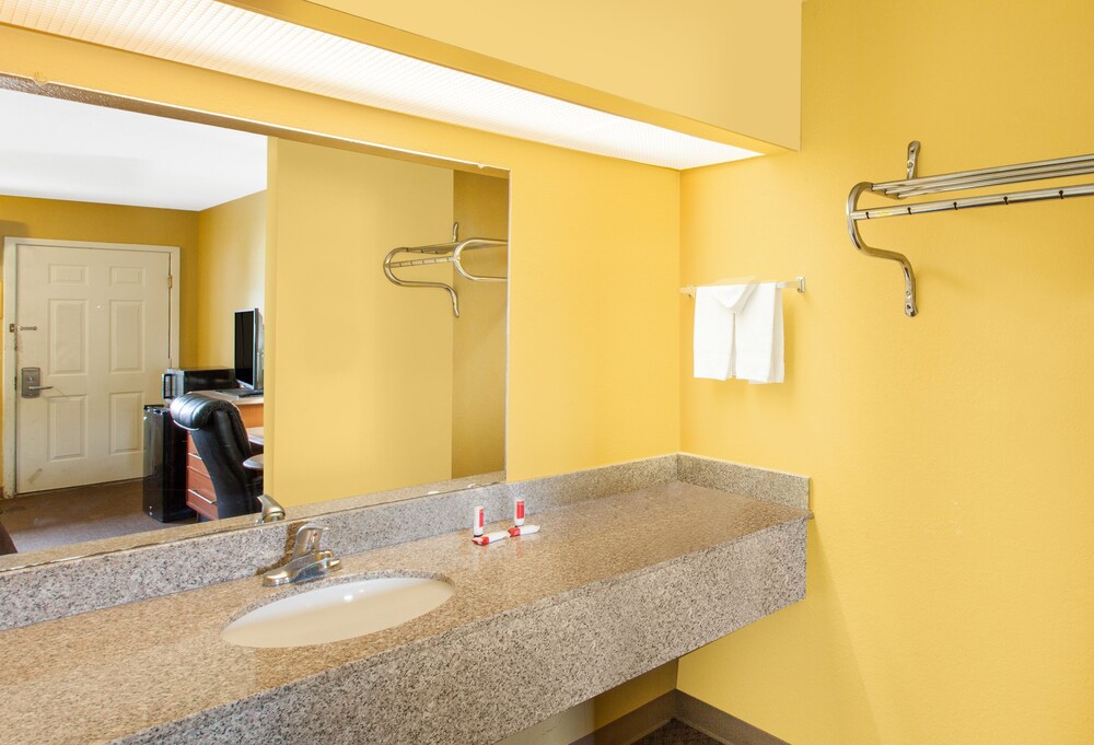 SureStay Hotel by Best Western Spring North Houston - photo 17