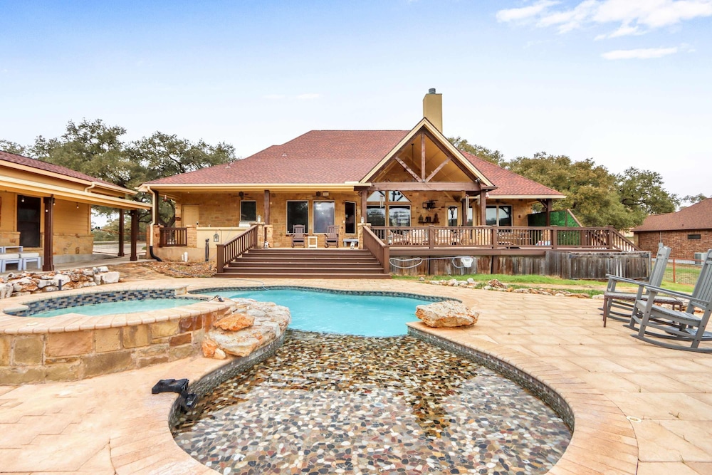 The Haven Texas Sized Getaway For 12 — New Braunfels