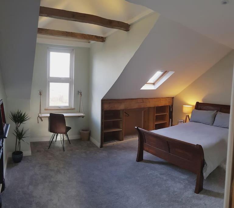 Self Contained Attic Flat 15 Mins From the Centre - last minute hotel in Leeds