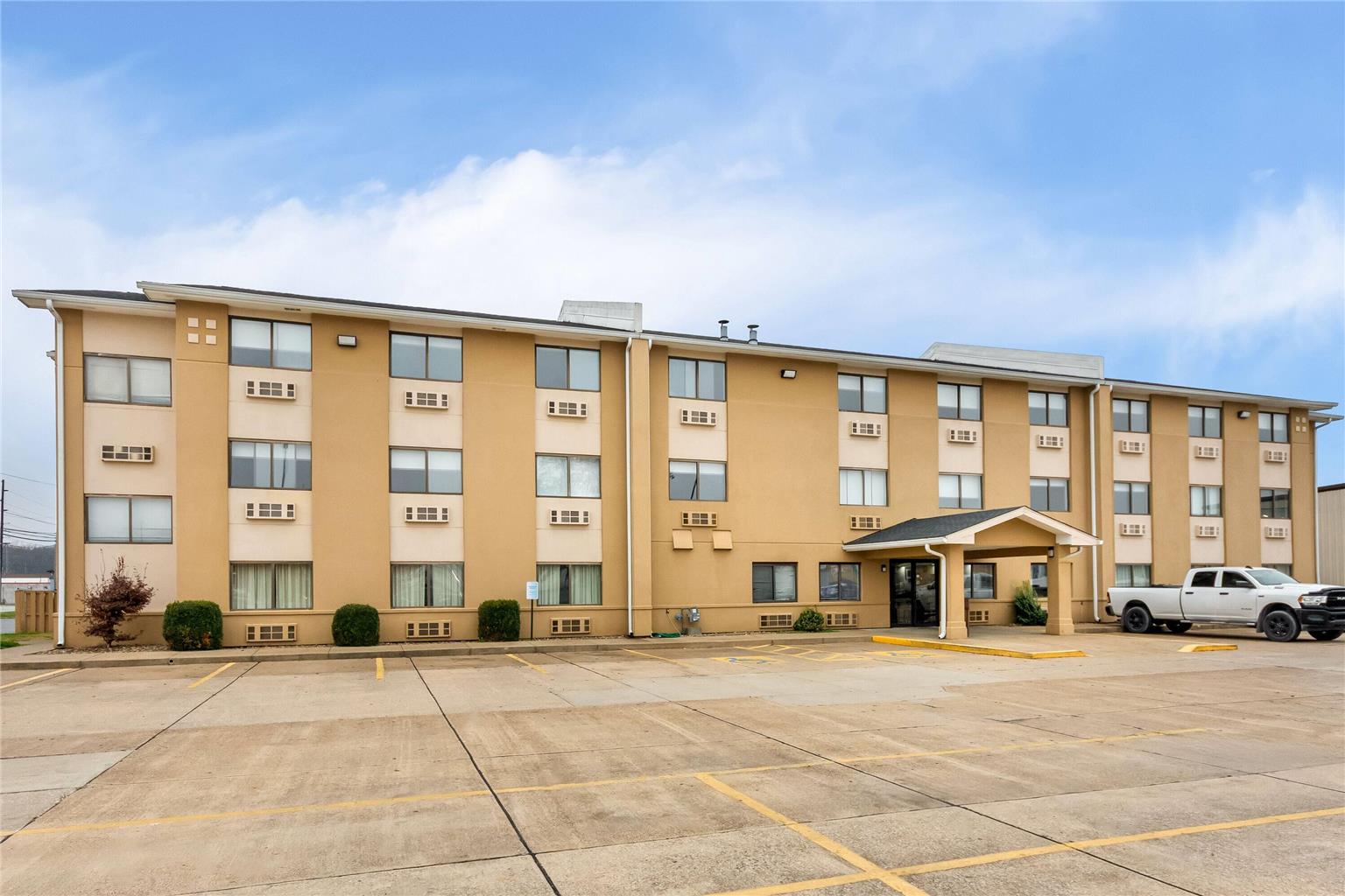 Super 8 by Wyndham Evansville East — hotel in Evansville