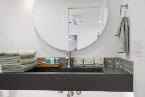 Stylish Austin Escape 4BR 2BA Minutes from Domain Q2 Stadium — Austin — photo 4