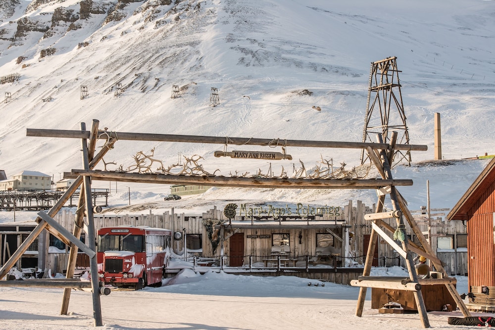 Mary Ann's Polarrigg — hotel in Longyearbyen
