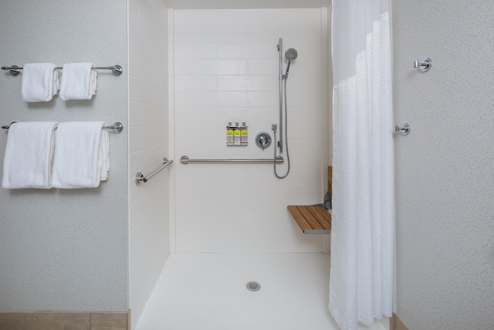 Holiday Inn Express & Suites Chico by IHG - photo 3