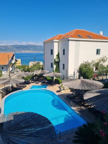 Apartment Relax Villa Salena — 4-Star Luxury Hotel in Slatine, Croatia