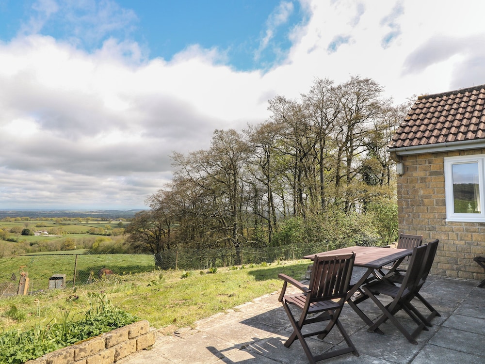 Broadlands Bungalow — 4-Star Luxury Hotel in Chard, United Kingdom