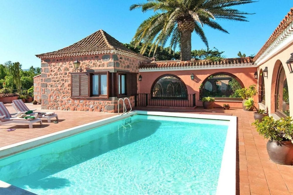 Luxurious Villa Oasis in Santa Brigida — 4-Star Luxury Hotel in Santa Brigida, Spain