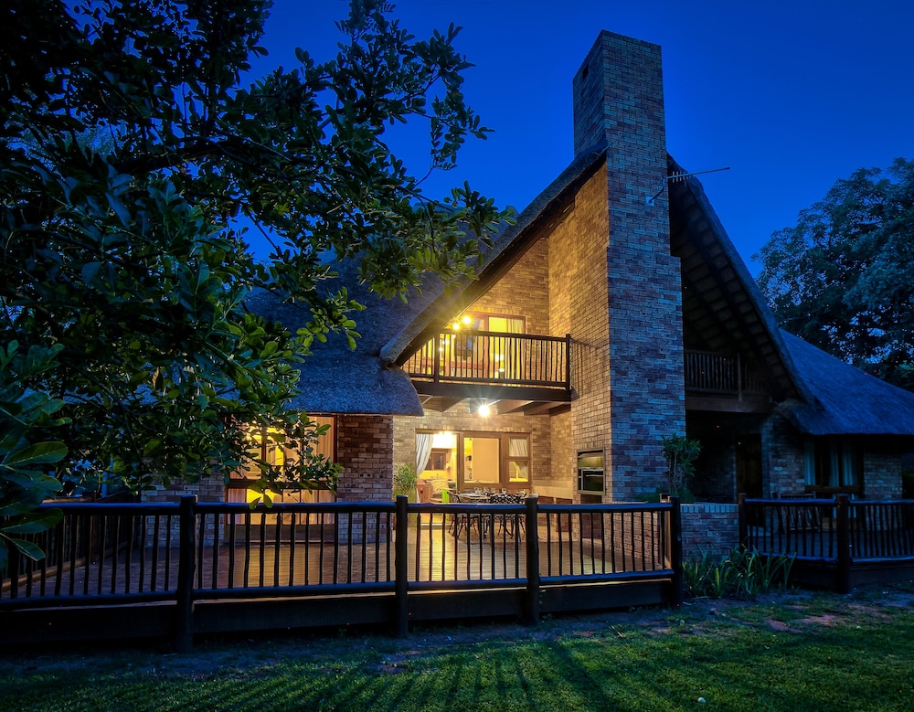 Cambalala Luxury Units in Kruger Park Lodge Serviced Daily Free Wi Fi — 4-Star Luxury Hotel in Hazyview, South Africa