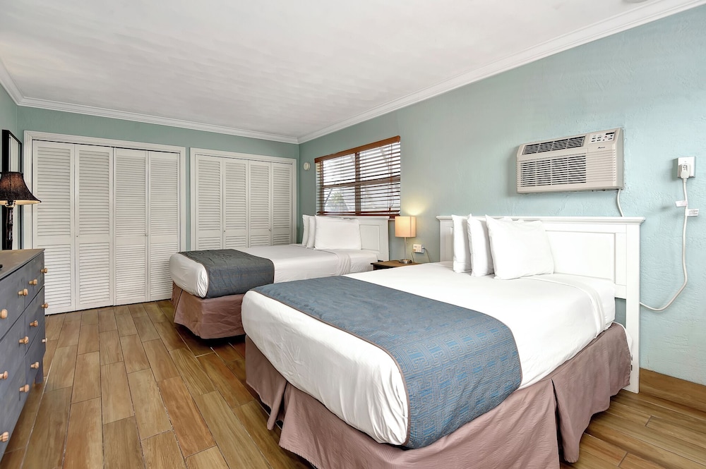 Shoreline Suites & Cabana Cottages - photo 17