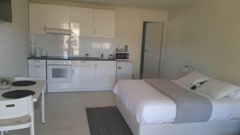 Stone Hut Cottage — Port Pirie — photo 3