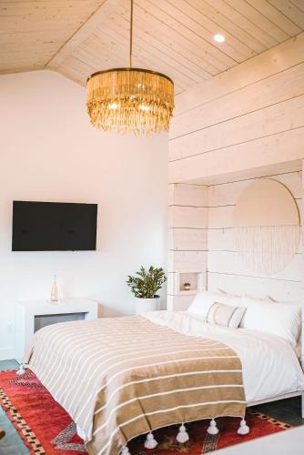 Funboard Room includes King Bed and Mini Kitchenette - last minute hotel in Unknown City