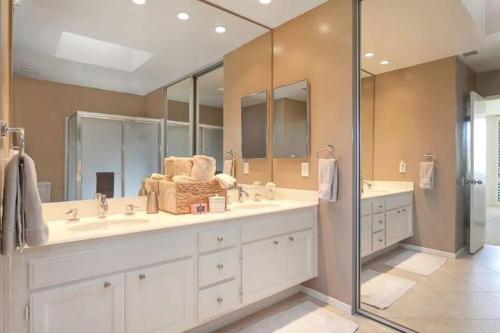 Private Country Club Condo on awesome golf course — 4-Star Luxury Hotel in Palm Desert, United States