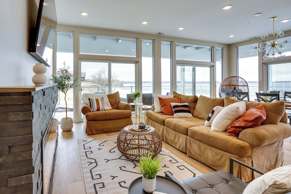 Waterfront Watertown Condo with Patio and Pool Access — 4-Star Luxury Hotel in Watertown, United States