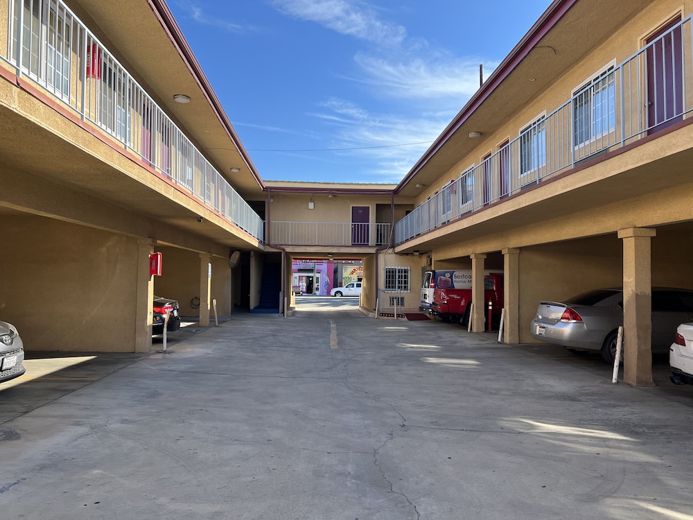Deluxe Inn LA - photo 2