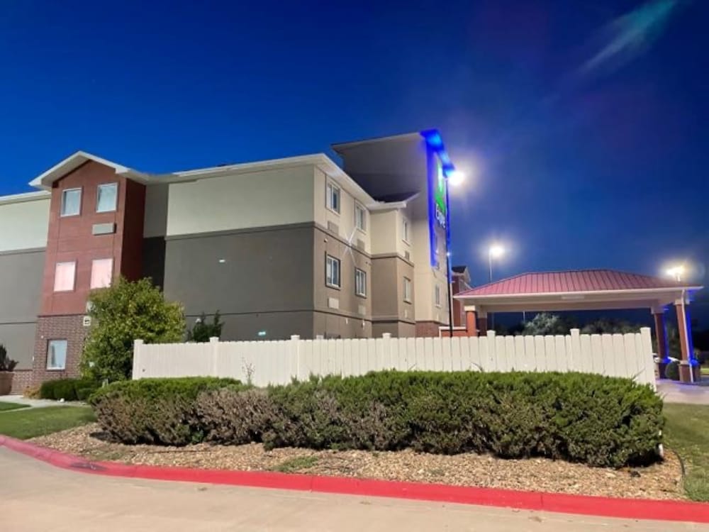 Holiday Inn Express Wichita North Park City by IHG - photo 27