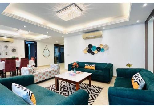 BluO 4BHK Safdarjung Enclave Lift & Balcony — 4-Star Luxury Hotel in New Delhi, India