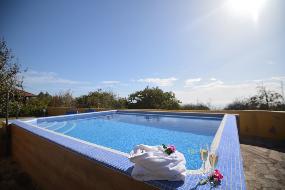 Finca La Majadera — 4-Star Luxury Hotel in Las Rosas, Spain