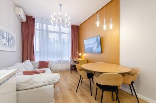 19 267 Central Park John McCain 7 Kyiv centre stunning city view 15 kW backup power Petrovdom Apartment — 4-Star Luxury Hotel in Kyiv, Ukraine