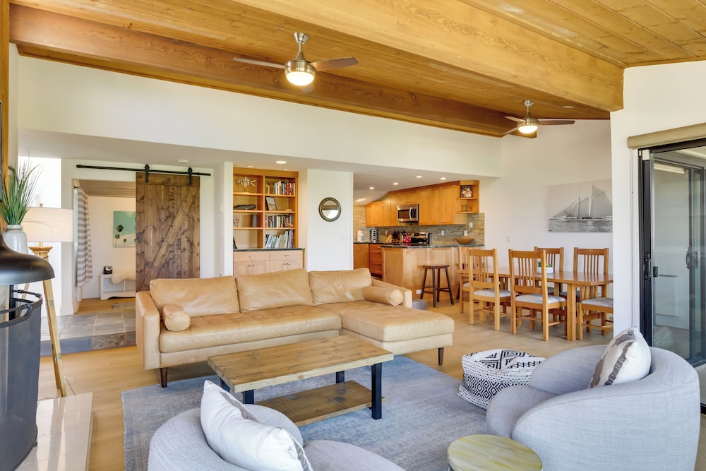 Solana Beach Condo with Community Pool Beach Access — 4-Star Luxury Hotel in Solana Beach, United States