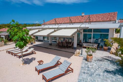 Beachfront Paladina Holiday Home — 4-Star Luxury Hotel in Kolan, Croatia