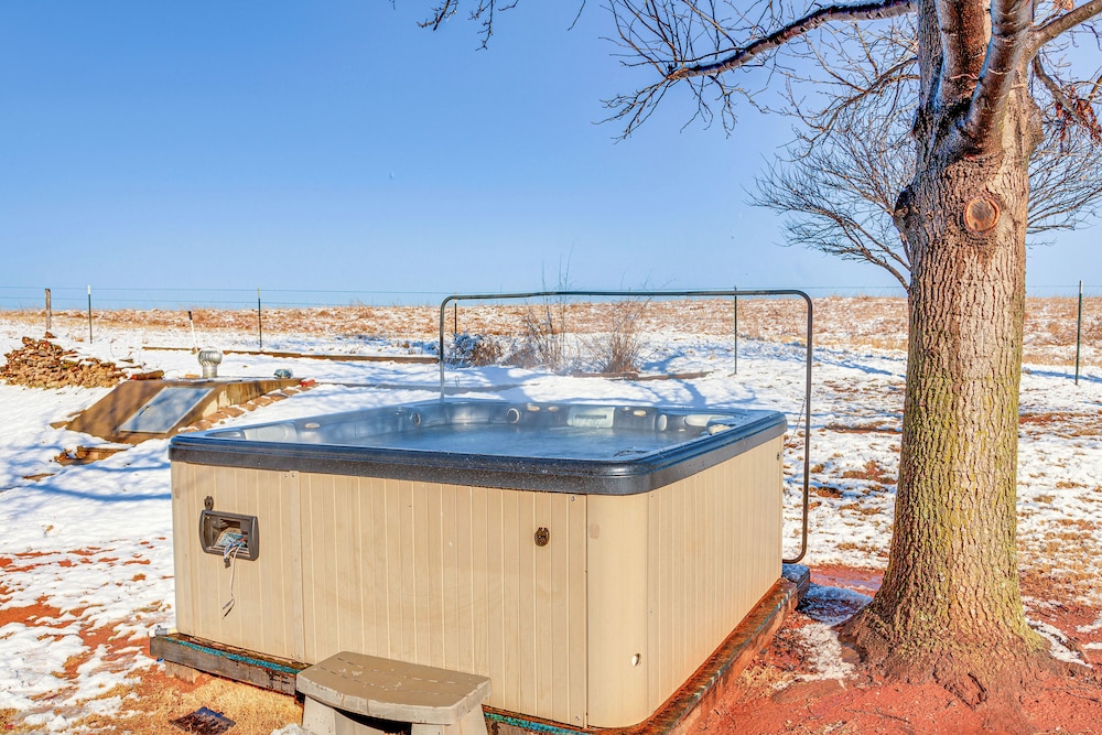Home in Cimarron National Golf Club with Hot Tub — 4-Star Luxury Hotel in Guthrie, United States