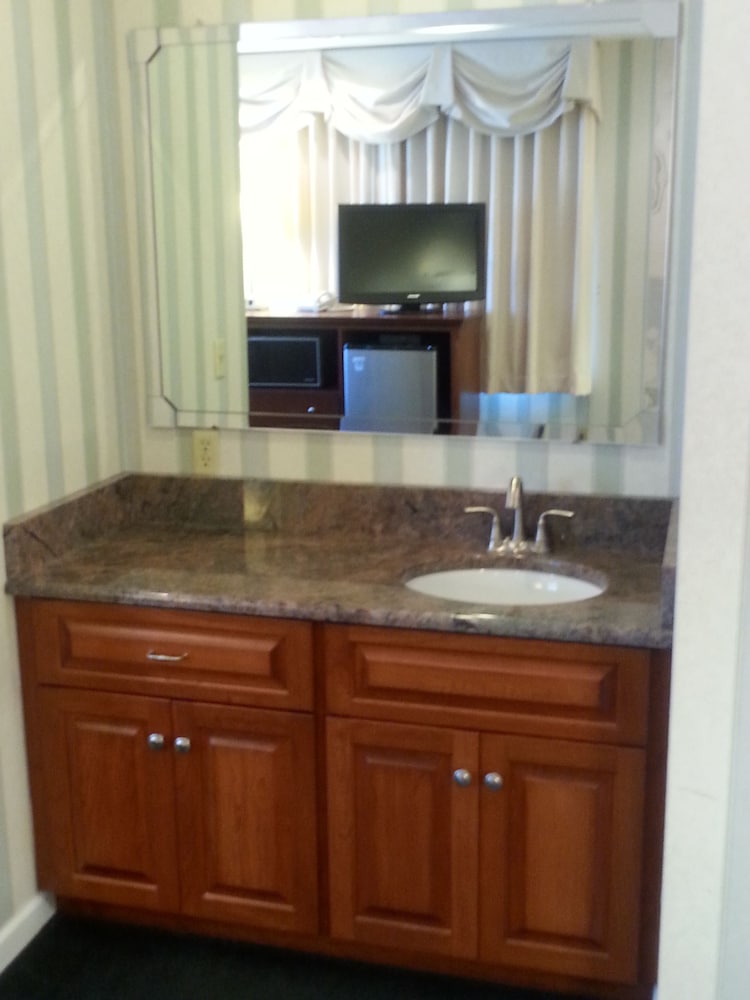 The Village Inn Harrisonburg - photo 5