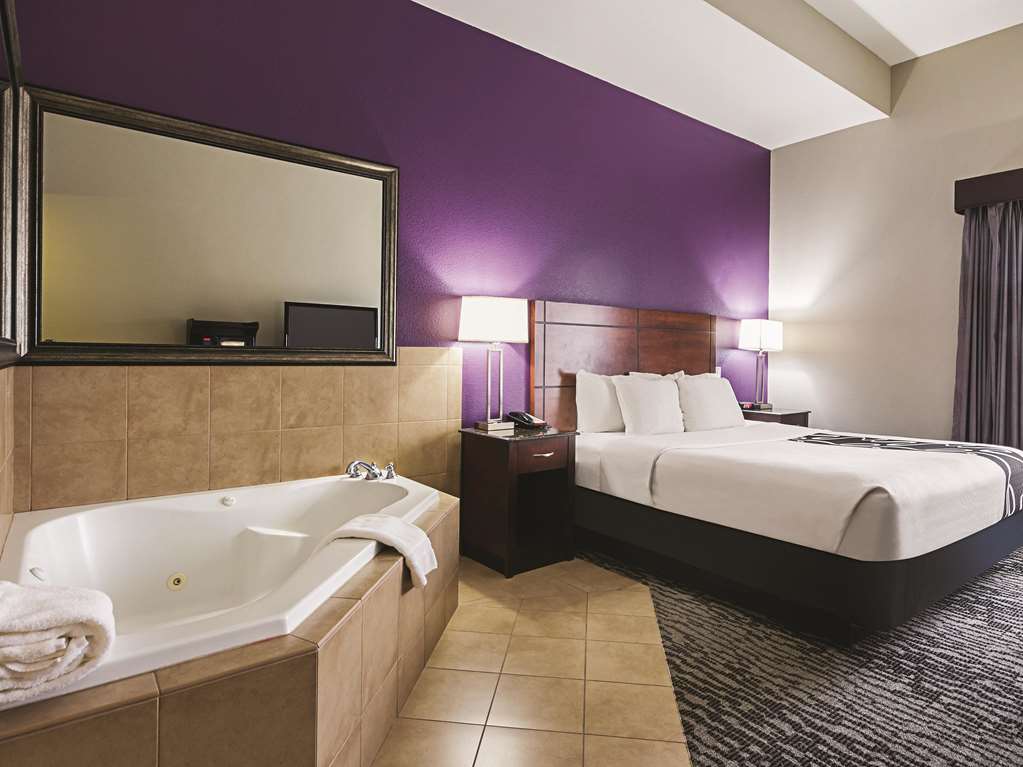 La Quinta Inn & Suites by Wyndham Fresno Northwest - photo 42