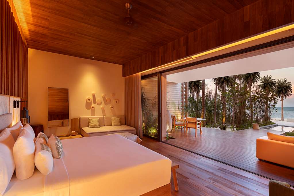 Beachfront Lanai Pool Suite - Bedroom (Main photo)