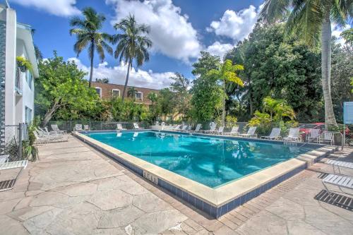 Condo with Pool Access Walk to Shopping and Beach — 4-Star Luxury Hotel in Naples, United States