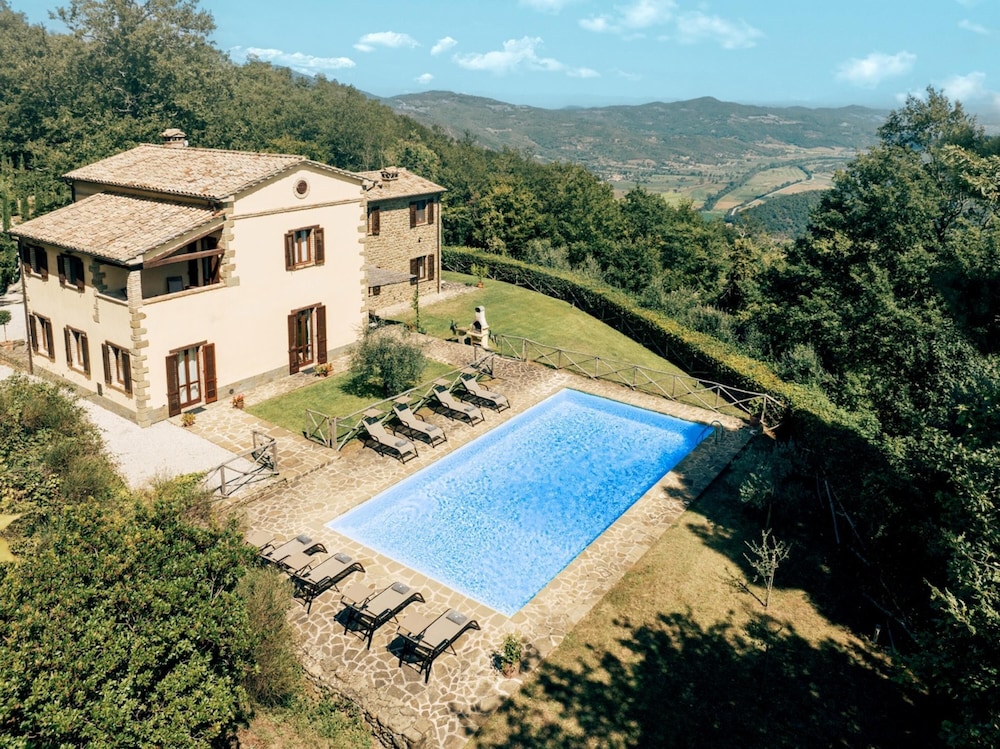 Villa Forconi in Lisciano Niccone — 4-Star Luxury Hotel in Lisciano Niccone, Italy