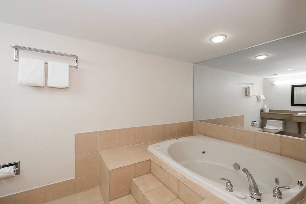 Red Roof Inn & Suites Mt Holly McGuire AFB - photo 13