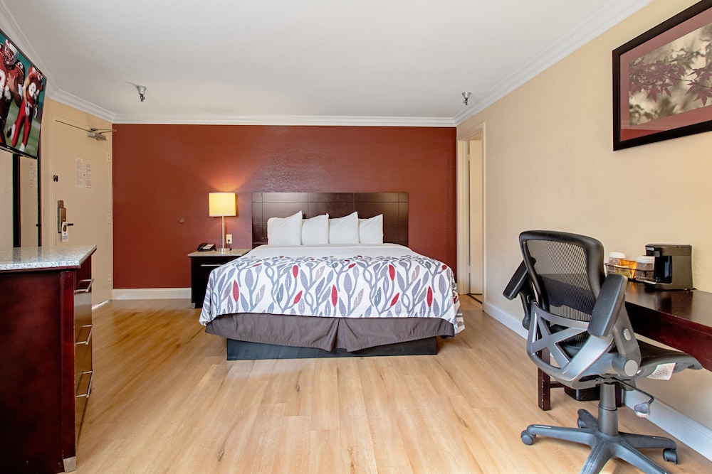 Red Roof Inn & Suites Monterey - photo 14