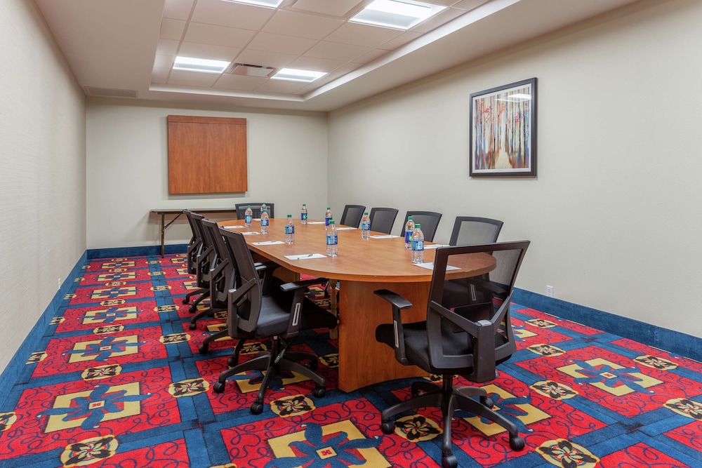 Hampton Inn Jefferson City at Capital Mall - photo 20